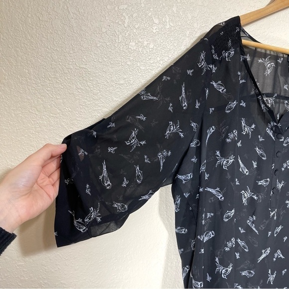 Torrid Sheer Bird Print Button Front Tunic Top Size 2/2X Women - Picture 3 of 9